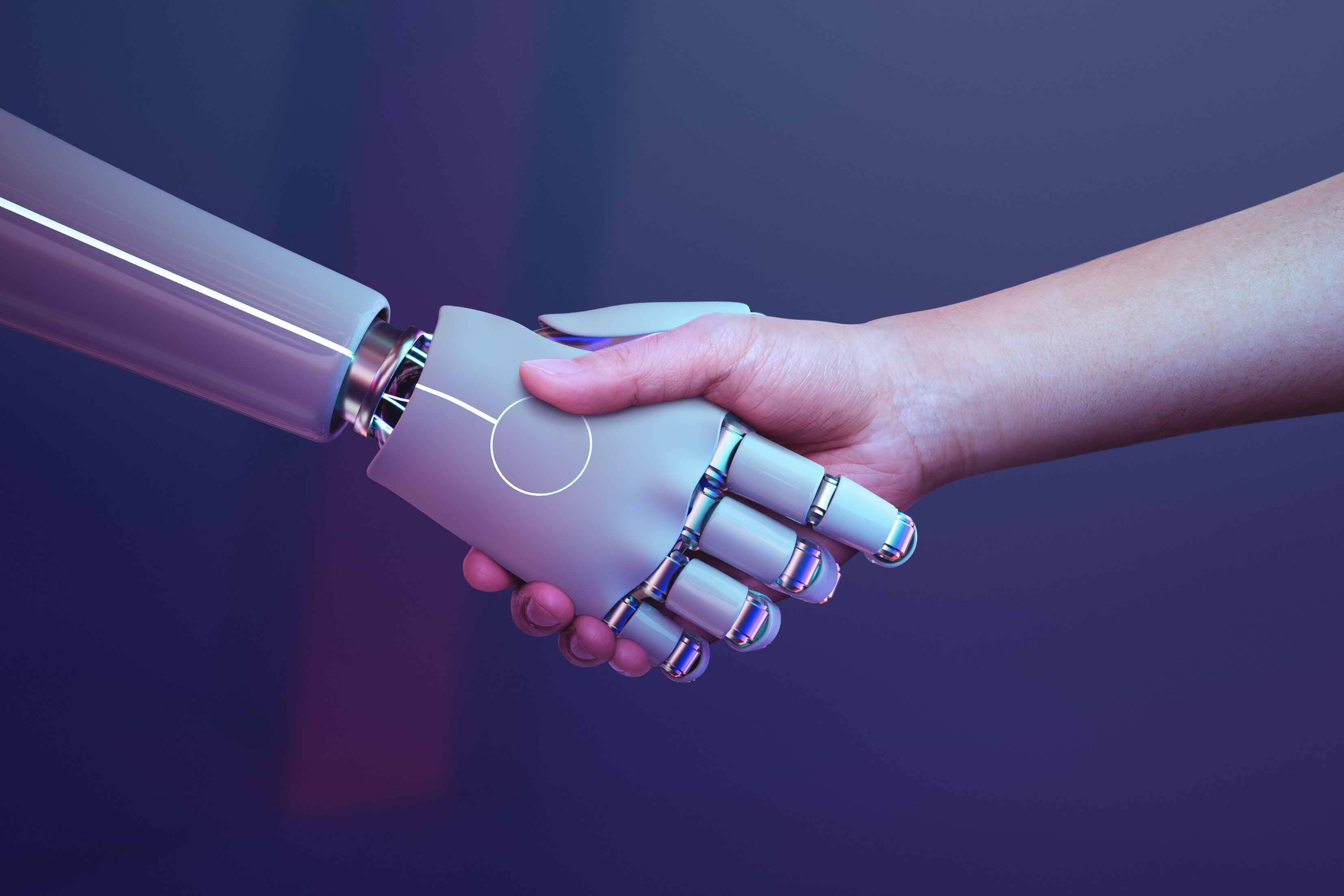 Uomo e robot si danno la mano