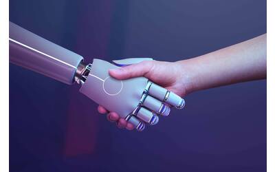 Uomo e robot si danno la mano